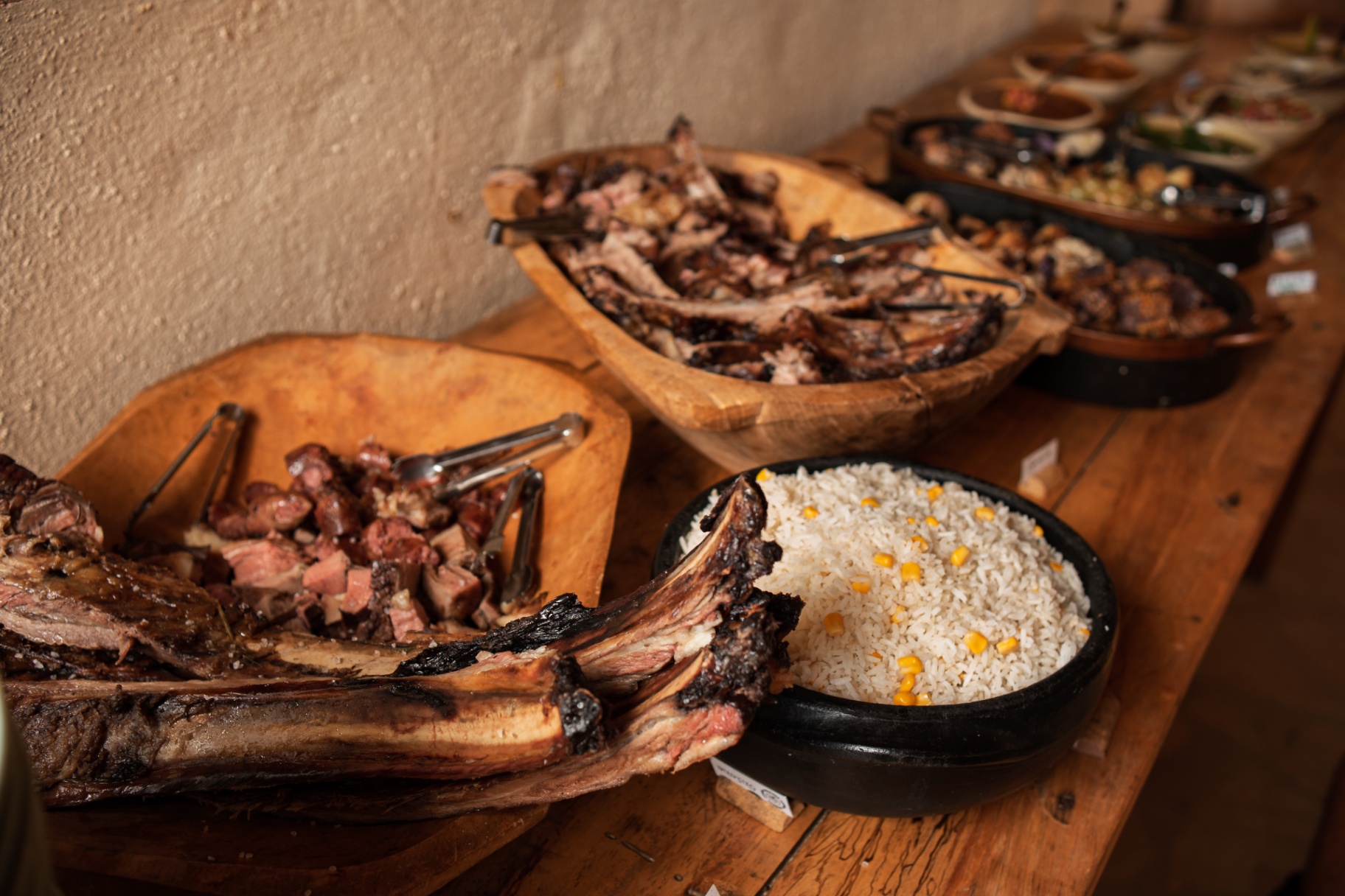 Carnes na brasa e arroz com milho