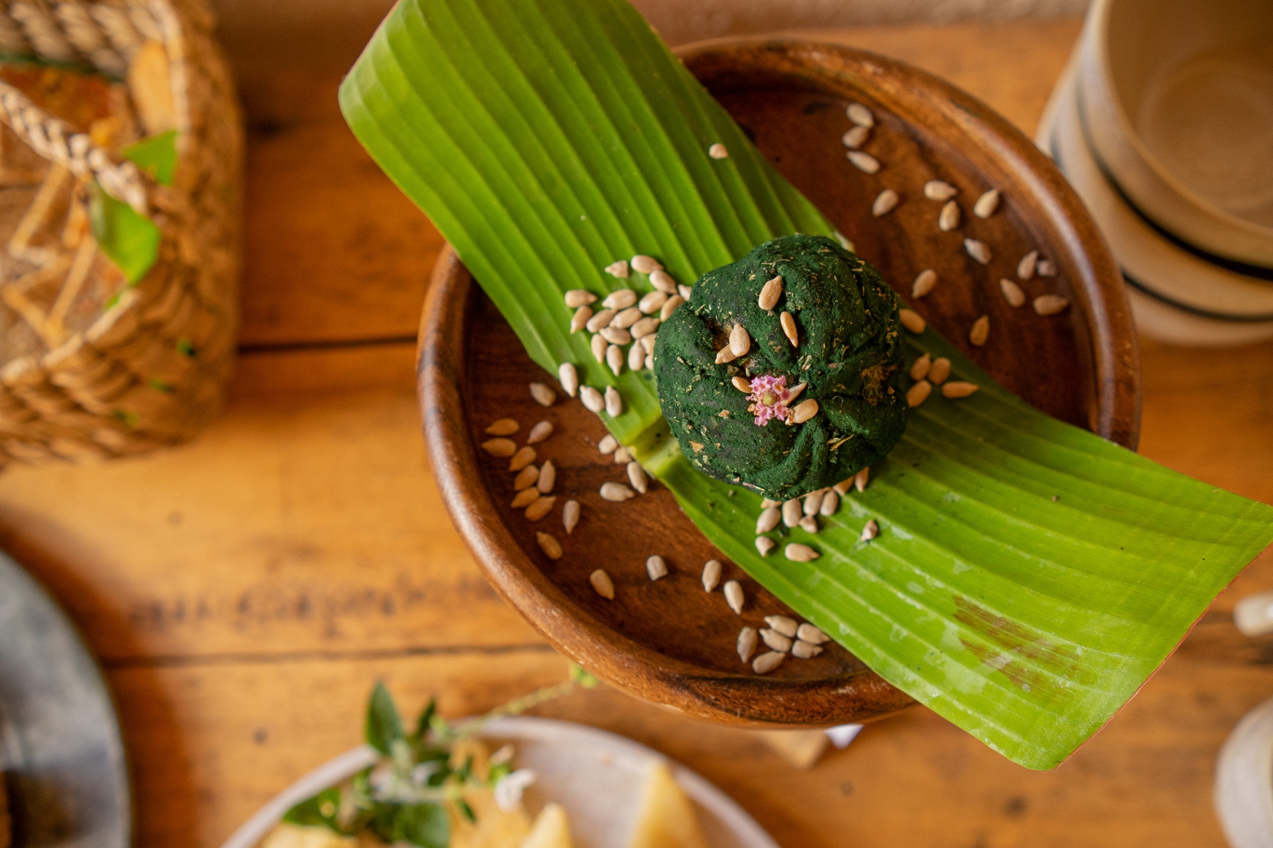 Bolinho verde de ervas sobre folha de bananeira