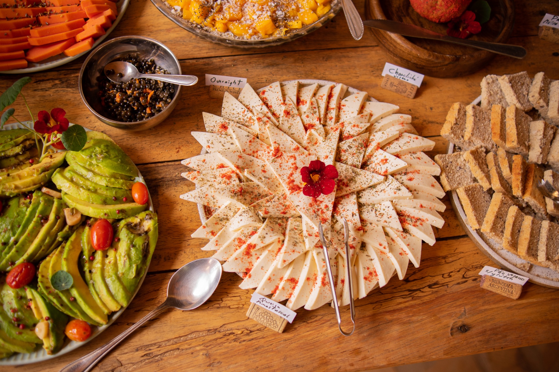 Mesa de queijos, abacate e frutas