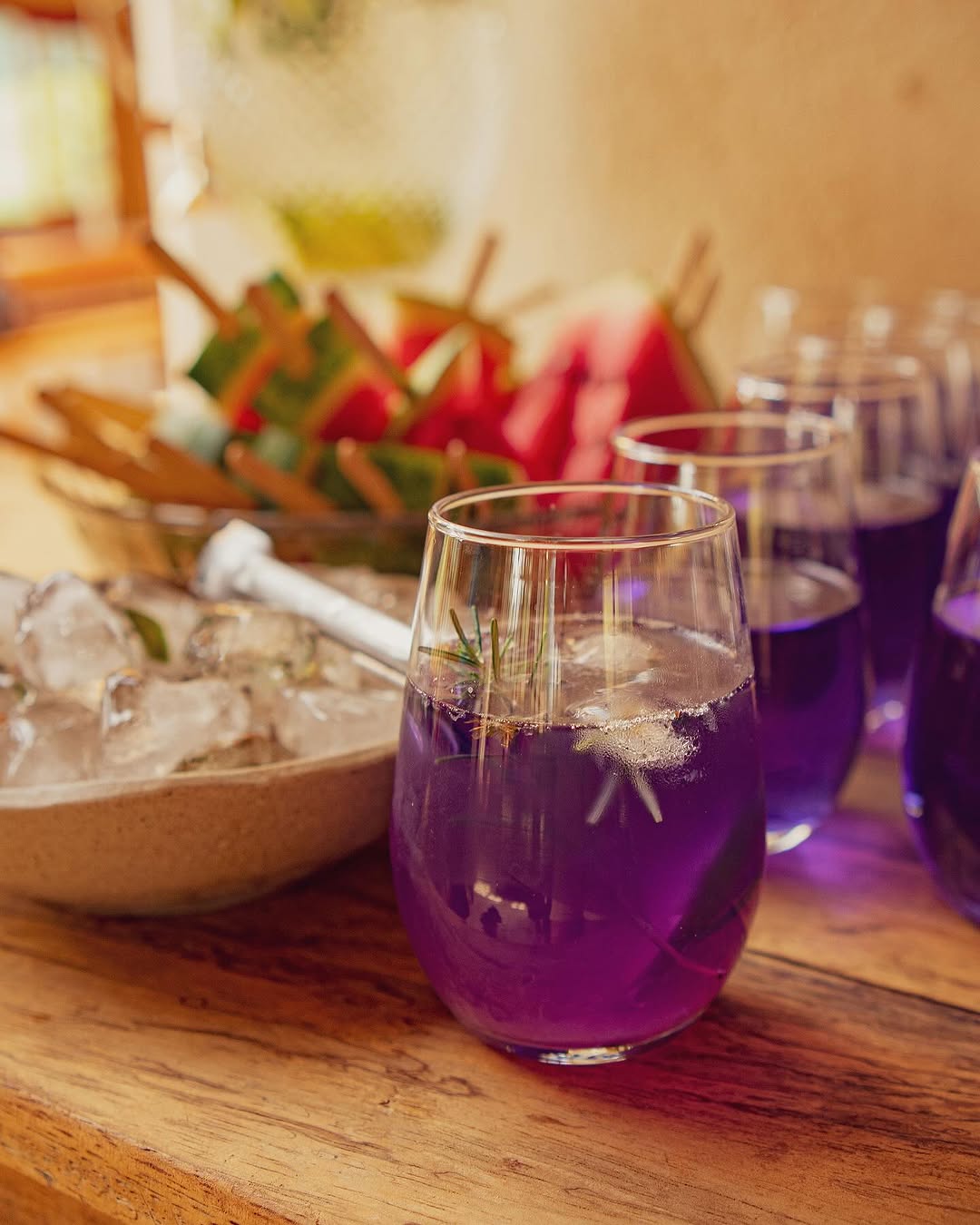Drinks florais de butterfly pea